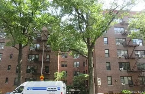 2244 Bronx Park E #6L, New York, NY 10467