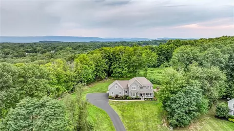 35 Madison Ct, Wallkill, NY 12589