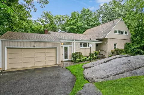183 Wood Hollow Ln, New Rochelle, NY 10804