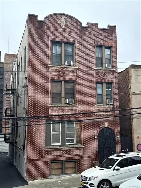687 E 234th St, Bronx, NY 10466 photo 1