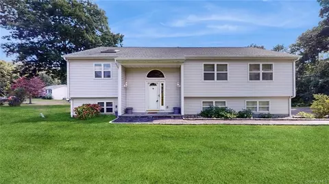 97 Greenway Ter S, Mahopac, NY 10541