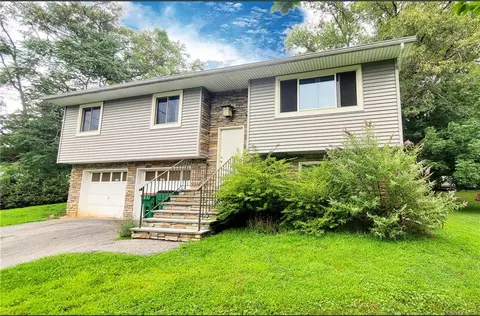 3 Drum Ct, Poughkeepsie, NY 12603 photo 1