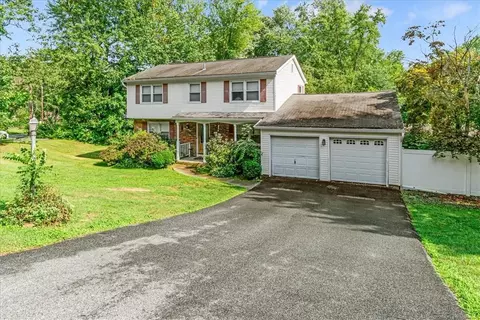 28 Adrianne Dr, Woodbury, NY 10930