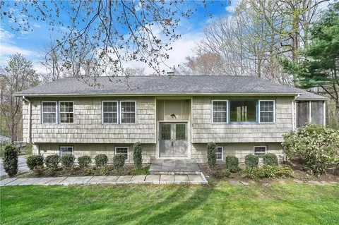 18 Debbie Ln, Lewisboro, NY 10518