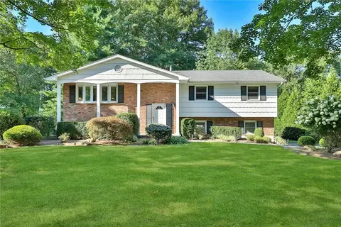 34 Verona Ct, Clarkstown, NY 10956