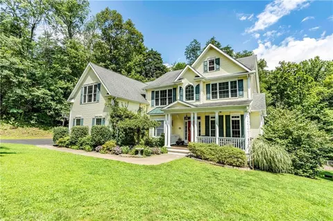 26 Chestnut Ln, Pawling, NY 12564