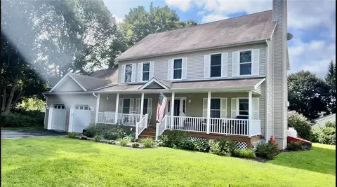 8 Zipser Ln, Red Hook, NY 12571