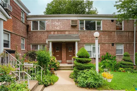 19643 Dunton Ave #2C, Hollis, NY 11423