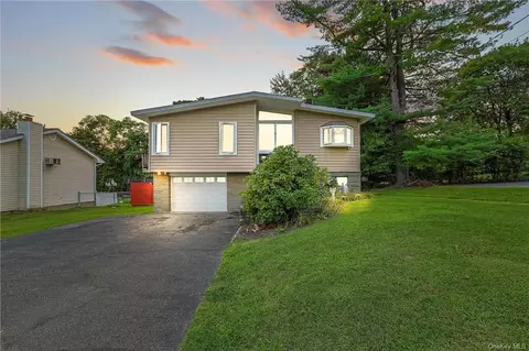 6 Willow Pkwy, New Windsor, NY 12553