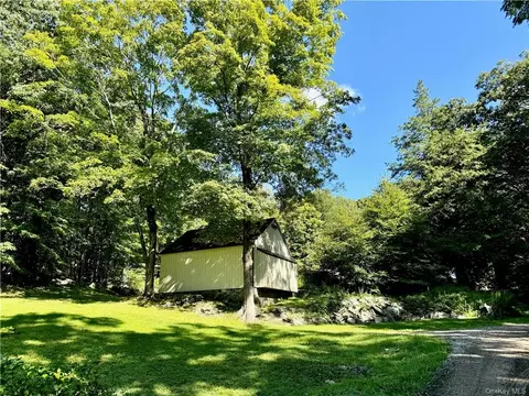 75 Little Town Ln, Bedford, NY 10506