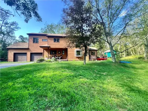 72 Barkit Kennel Rd, Pleasant Valley, NY 12569