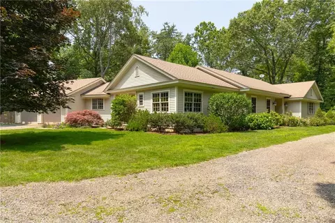 4 Wolcott Dr, Rhinebeck, NY 12572