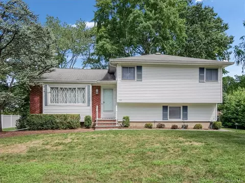 65 Barry Ln, Clarkstown, NY 10954