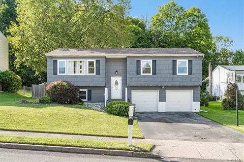 6 Davenport Ct, Monroe, NY 10950