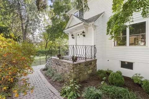 3 North Ln, Katonah, NY 10536