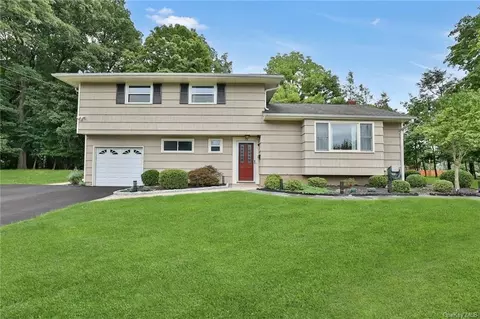 15 Surrey Ct, Clarkstown, NY 10956
