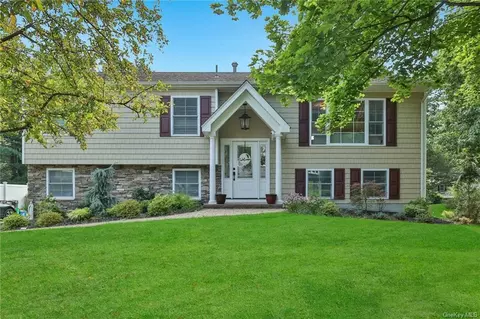 115 Wildwood Dr, Orangetown, NY 10965