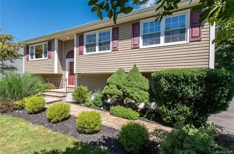 59 Cardinal Dr, Poughkeepsie, NY 12601