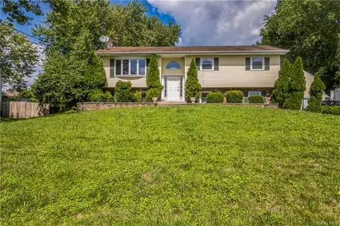 66 Scott Dr, Wallkill, NY 10941