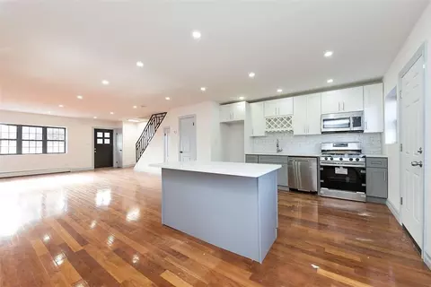 1027 E 222nd St, New York, NY 10469