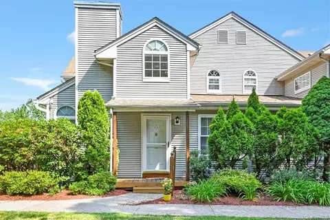1064 Washington Grn, New Windsor, NY 12553