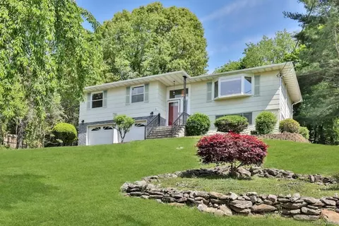 6 Reeback Dr, Ossining, NY 10562