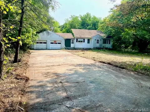 176 Creek Rd, Poughkeepsie, NY 12601