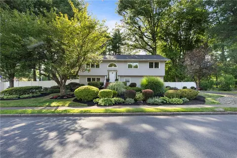 3 Clay St, Clarkstown, NY 10956
