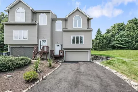 58 Rockridge Dr, Highland Mills, NY 10930