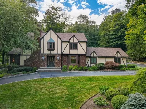 2 Brentwood Dr, Ramapo, NY 10901