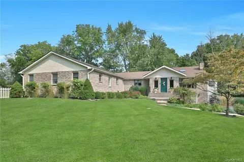 15 Green Hedges Ln, Orangetown, NY 10913