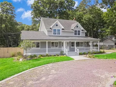 212 Lake Ave, Saint James, NY 11780