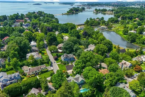 16 Hazel Ln, Larchmont, NY 10538