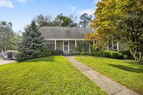 73 Round Hill Rd, Poughkeepsie, NY 12603