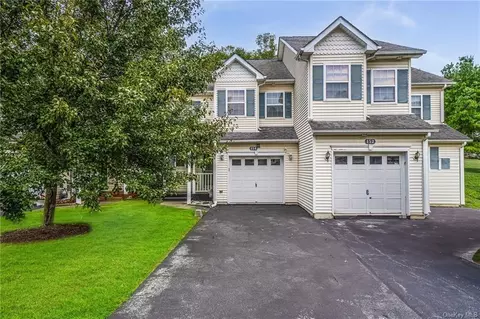 154 Pinebrook Dr, Hyde Park, NY 12538