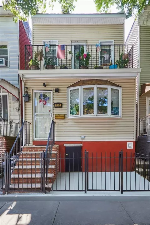 150 Autumn Ave, Brooklyn, NY 11208