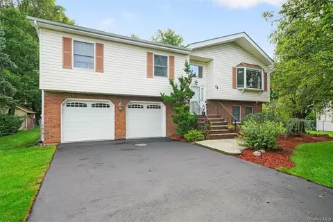28 Shagbark St, Wallkill, NY 10941