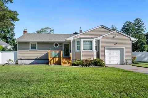 211 King Rd, Rocky Point, NY 11778