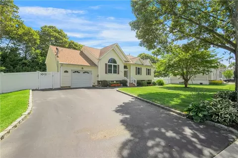 201 Rollstone Ave, West Sayville, NY 11796