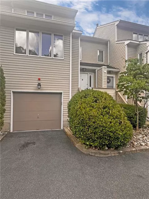 52 Village Grn, Clarkstown, NY 10954