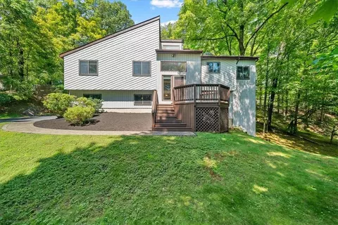 39 Powder Horn Rd, Cortlandt, NY 10567