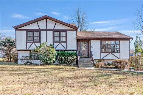 93 Capital Dr, Washingtonville, NY 10992