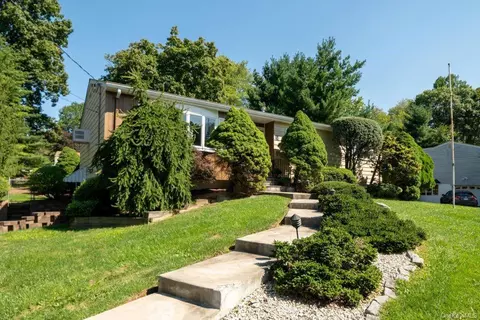 14 Brook Hill Dr, Clarkstown, NY 10994
