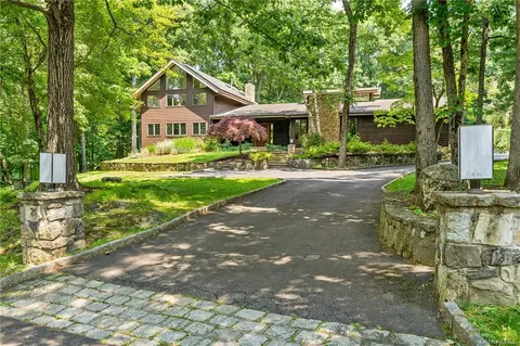 21 Cottonwood Ln, Briarcliff Manor, NY 10510