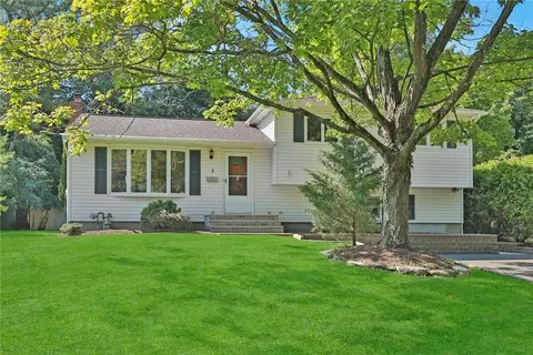 3 Terrace Ave, Clarkstown, NY 10954