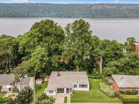 31 Arthur Pl, Yonkers, NY 10701