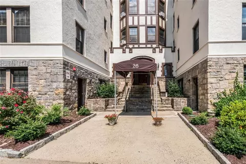 26 W Pondfield Rd #4A, Bronxville, NY 10708