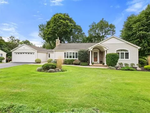 698 S Mountain Rd, Clarkstown, NY 10956