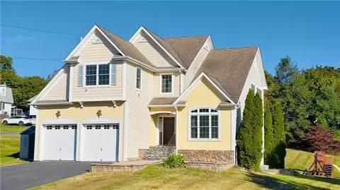 1 Summit Dr, Marlboro, NY 12542