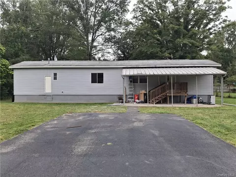 8 Oak Dr, East Fishkill, NY 12533